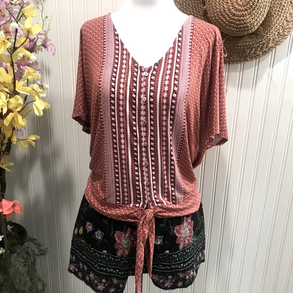 MEDIUM Tie Knot Short Sleeve Spring/Summer Top - Picture 5 of 11